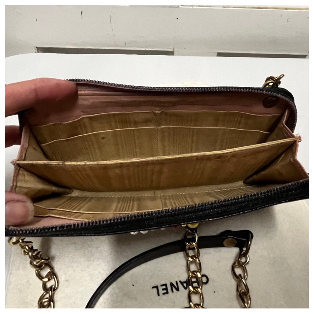 CHANEL Black and Gold Crossbody Bag with Iconic Design - Picture 3 of 10